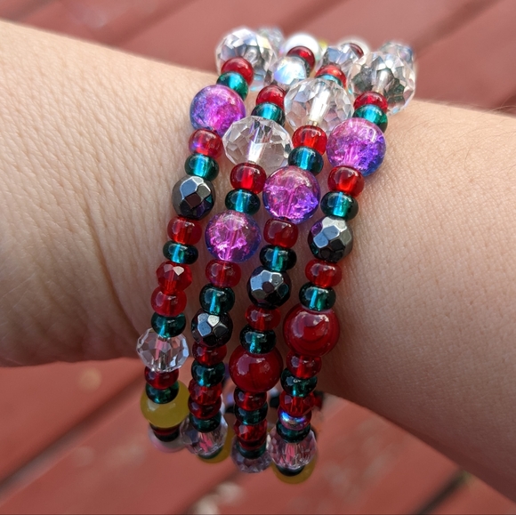 NEW Christmas Bracelet Handmade Cute Sparkly Glass Beads Red Green White Unique - Picture 3 of 7